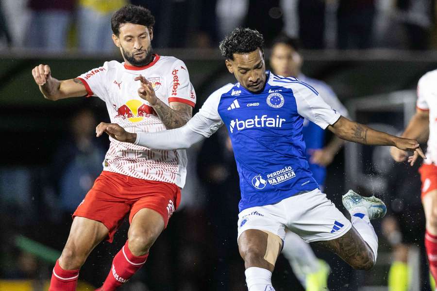 Cruzeiro e Red Bull Bragantino duelam neste domingo (12)