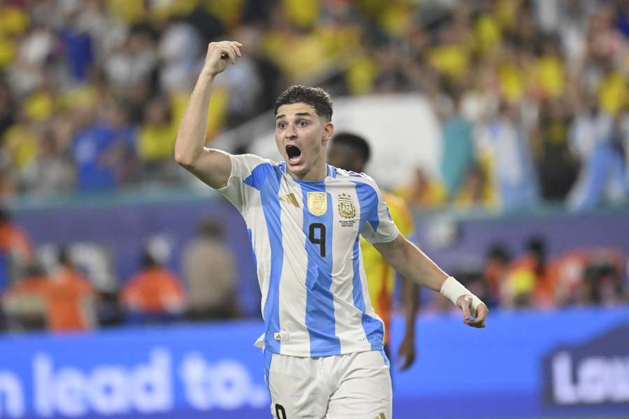 Julián Álvarez marcou dois gols na Copa América