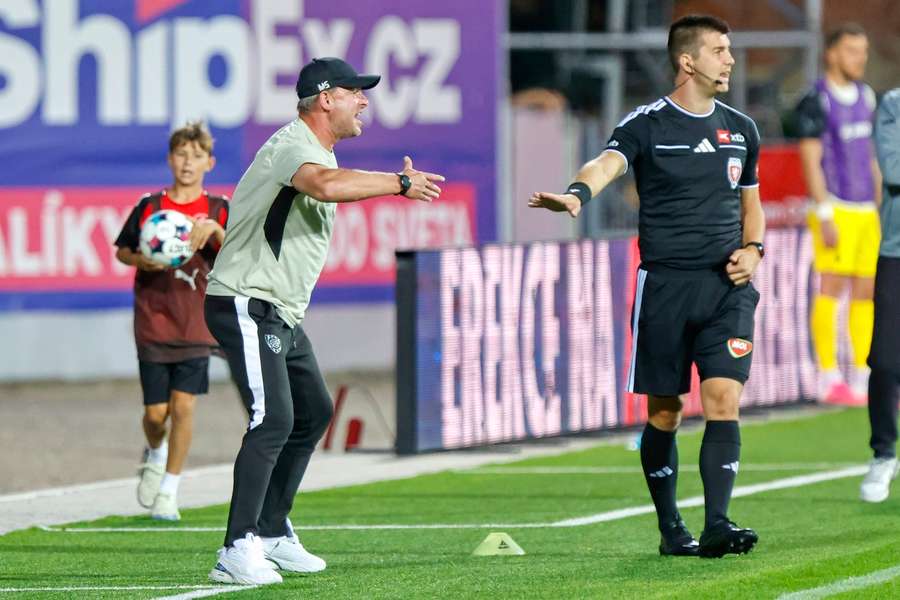 Trenér Martin Svědík zápasy Zbrojovky hodně prožívá. Trenér Martin Svědík zápasy Zbrojovky hodně prožívá.