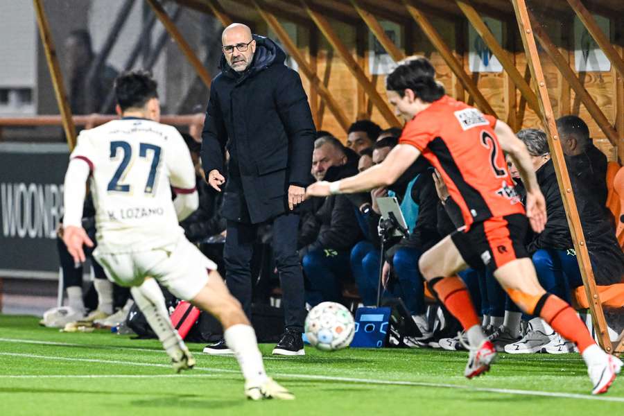 Peter Bosz kijkt toe vanaf de zijlijn