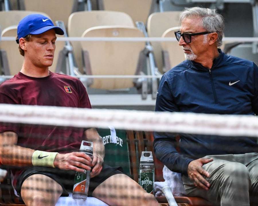 Sinner e Panichi durante treinamento de Roland Garros