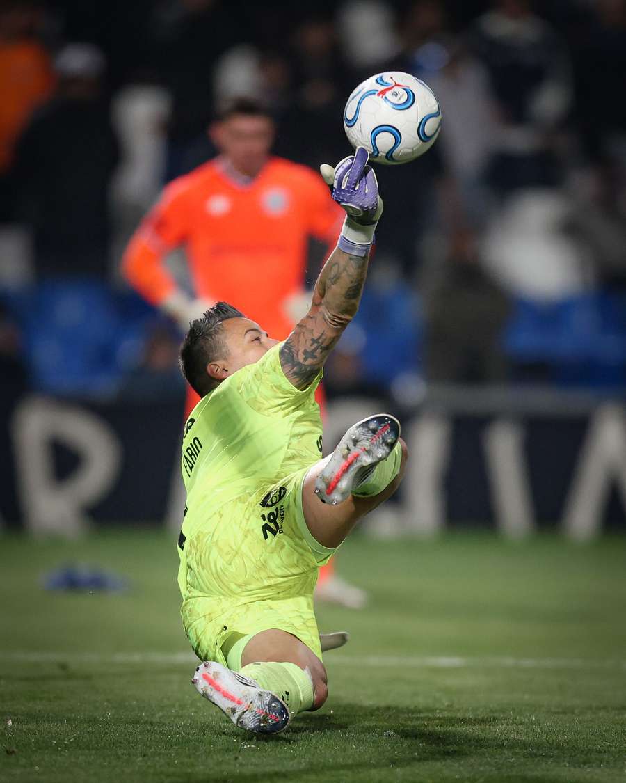 Fábio brilhou nos pênaltis em Ind. Rivadavia x Fluminense