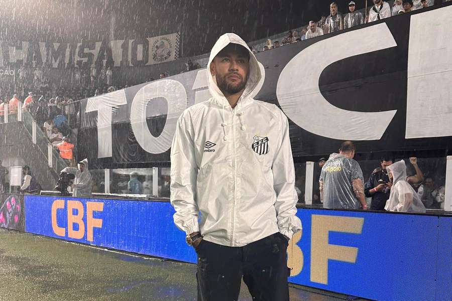 Neymar em registro na Vila Belmiro