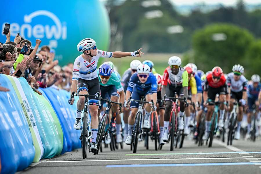 Tim Merlier, con tiempo para dedicar su segunda victoria en el Tour del Benelux