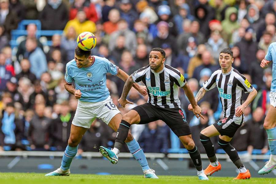 City's Rodri kopt de bal weg voor Newcastle's Callum Wilson tijdens de vorige ontmoeting