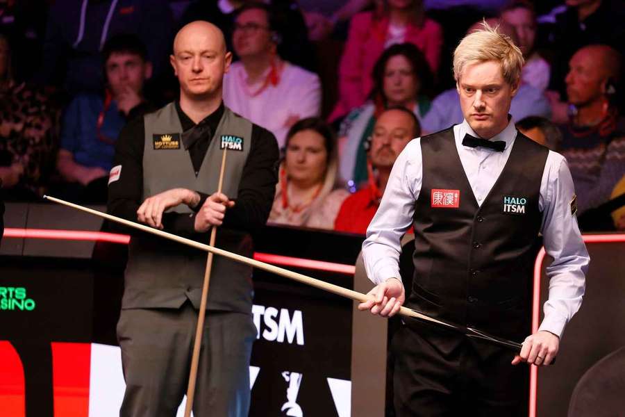 Neil Robertson scheitert an Chris Wakelin.