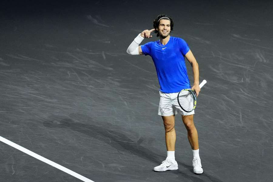 Carlos Alcaraz l-a învins pe Taylor Fritz după o dramă de proporții. Carlos Alcaraz l-a învins pe Taylor Fritz după o dramă de proporții.