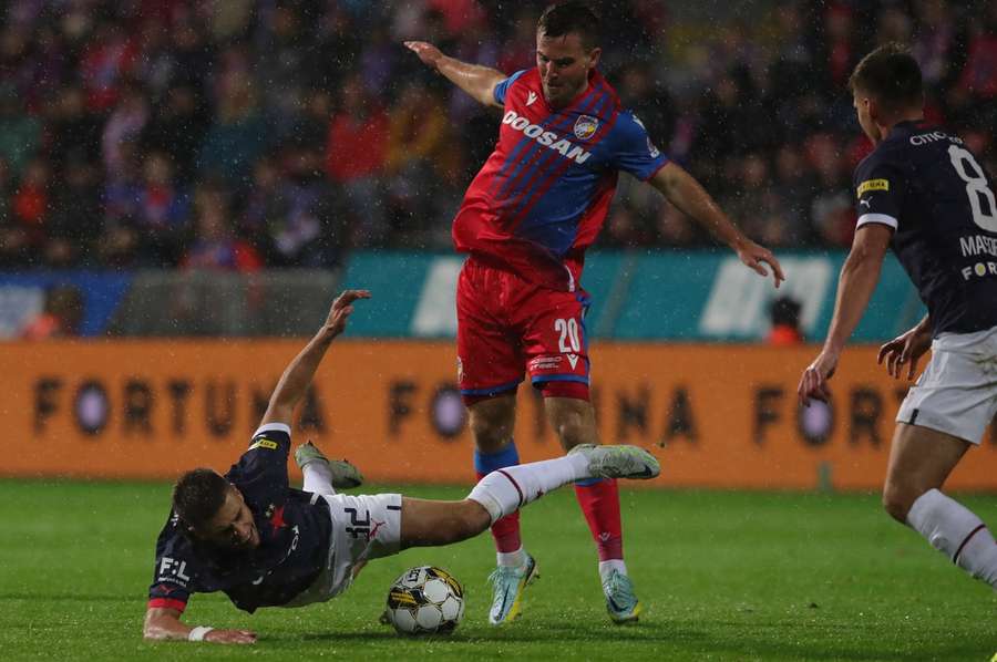 Ondřej Lingr v pádu, Slavii se minulý zápas s Plzní nepovedl.