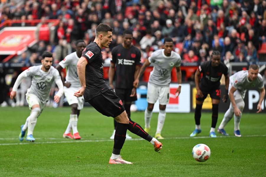 Patrik Schick proměňuje penaltu v zápase s Wolfsburgem.