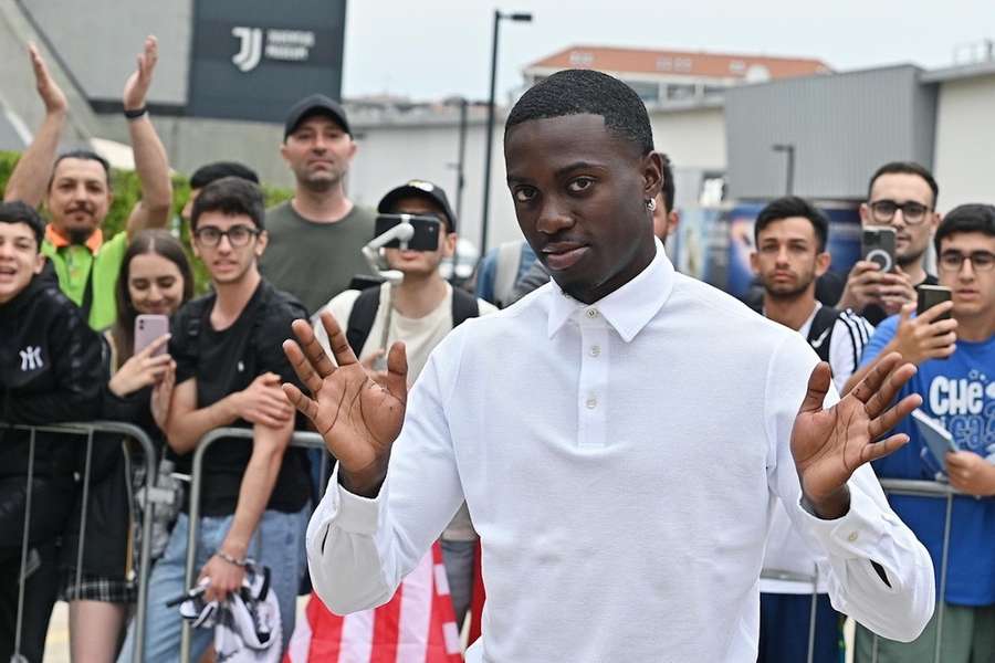 Timothy Weah, Sohn des ehemaligen Weltfußballers George Weah, ist bereits in Turin angekommen.