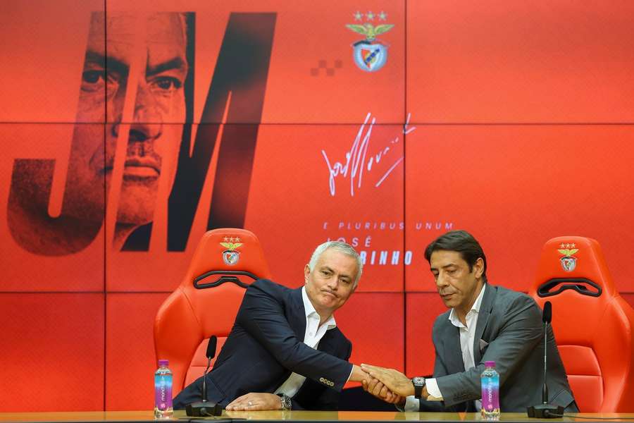 José Mourinho na apresentação, ao lado de Rui Costa
