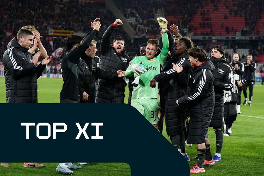 Bundesliga Top XI: Matheo Raab ließ sich nach dem Unioner Sieg in Freiburg von Kollegen und Fans feiern.