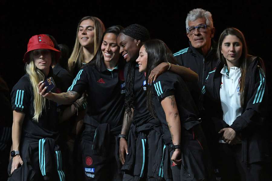 As jogadoras colombianas, homenageadas pelos adeptos