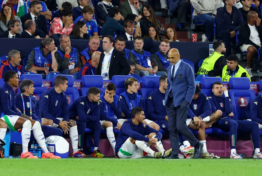 Spalletti reflects during Italy's match