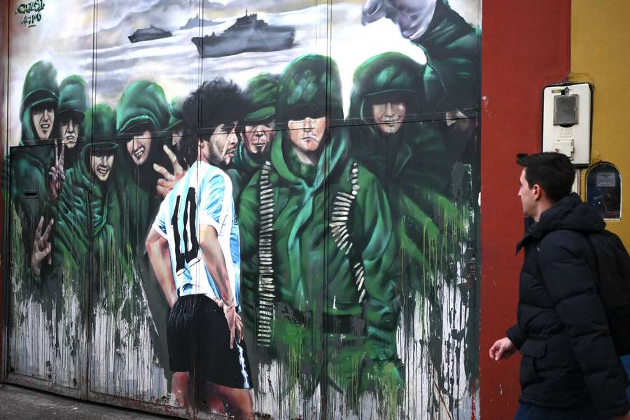 Um mural de Diego Maradona com soldados argentinos nas Maldivas