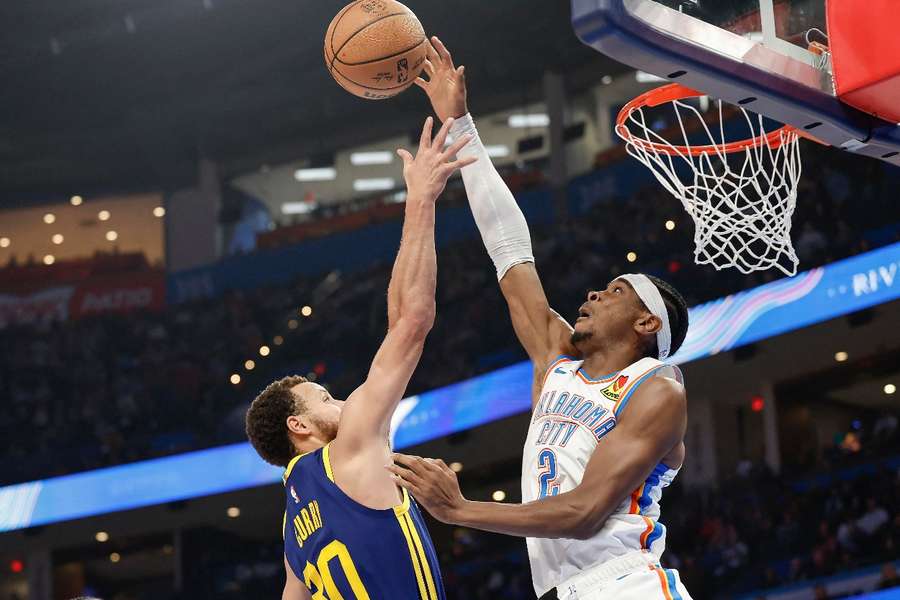 Shai Gilgeous-Alexander blokkeert een schot van Golden State Warriors guard Stephen Curry