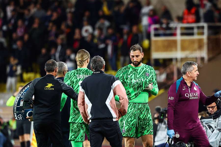 Gianluigi Donnarumma musiał dokonać zmiany z powodu incydentu w 17. minucie.