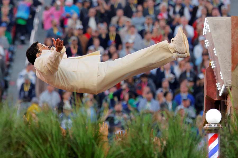 Bad Bunny durante a atuação na Super Bowl