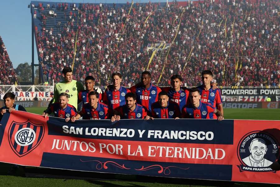 Los jugadores de San Lorenzo homenajean al papa Francisco