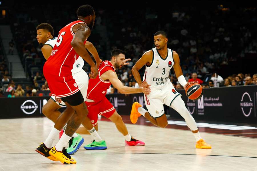 Luwawu-Cabarrot protege a bola Luwawu-Cabarrot protege a bola