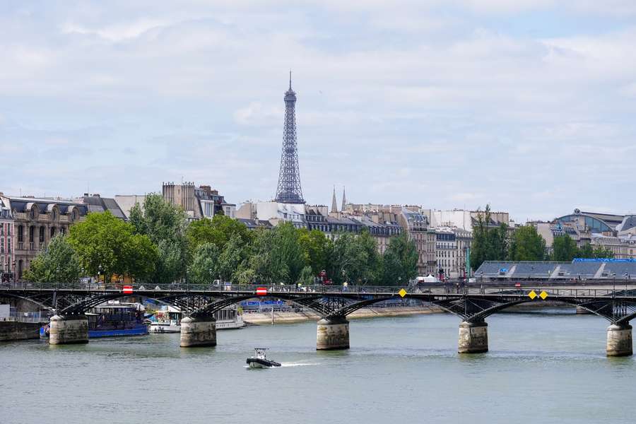 In der Seine sollen bei den Olympischen Spielen die Freiwasser-Wettbewerbe stattfinden.