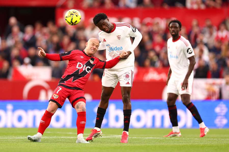 Isi y Agoumé intentan darle de cabeza al balón Isi y Agoumé intentan darle de cabeza al balón