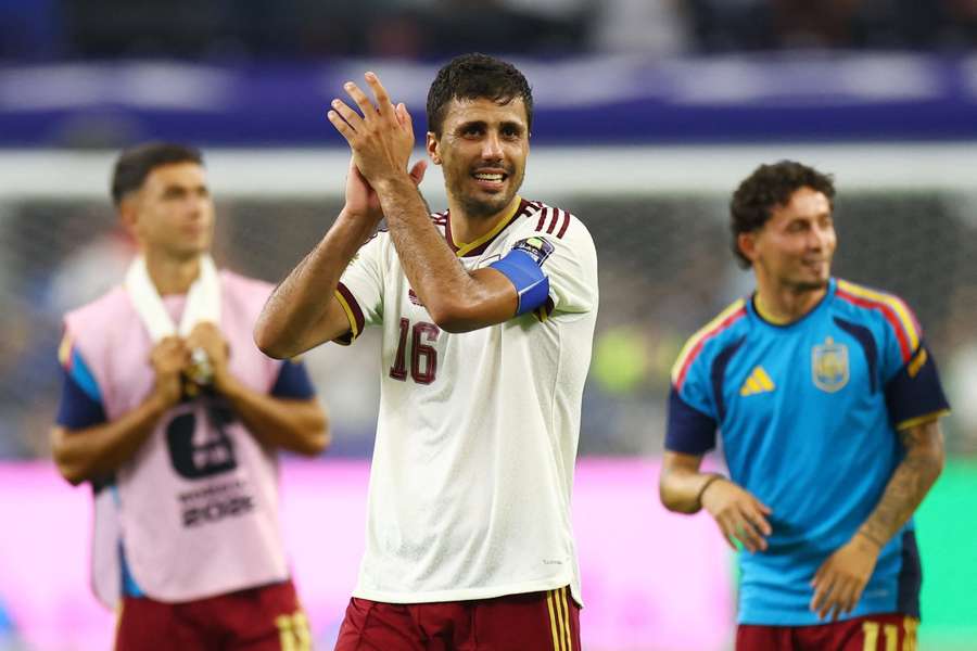 Rodri Hernández, con España tras ganar a Francia en semifinales