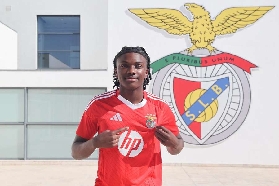 Jaden Umeh apresentado pelo Benfica