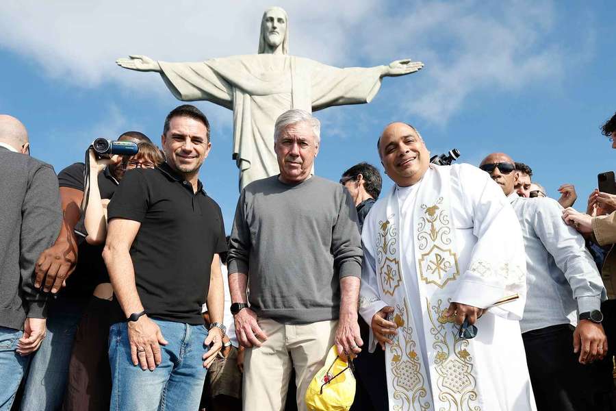 Carlo Ancelotti, con Rodrigo Caetano (izquierda) y el Padre Omar