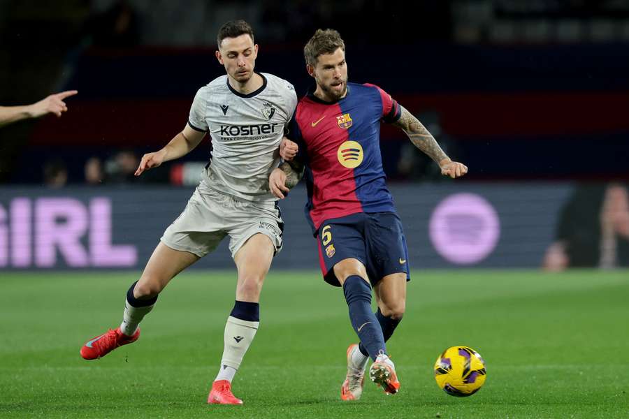 Iñigo Martínez pugna con Raúl García en el Barcelona-Osasuna del 27 de marzo