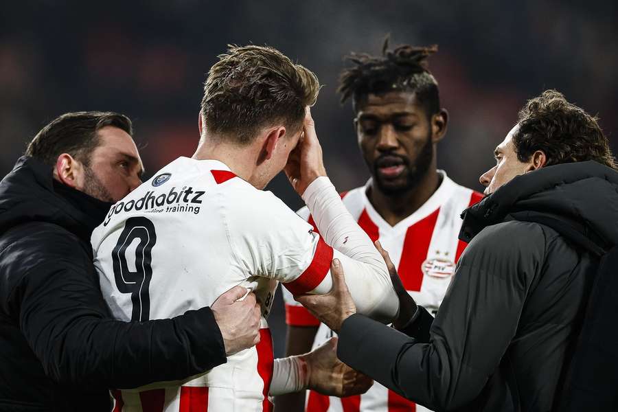 PSV-aanvoerder De Jong moet de strijd staken met een hoofdblessure