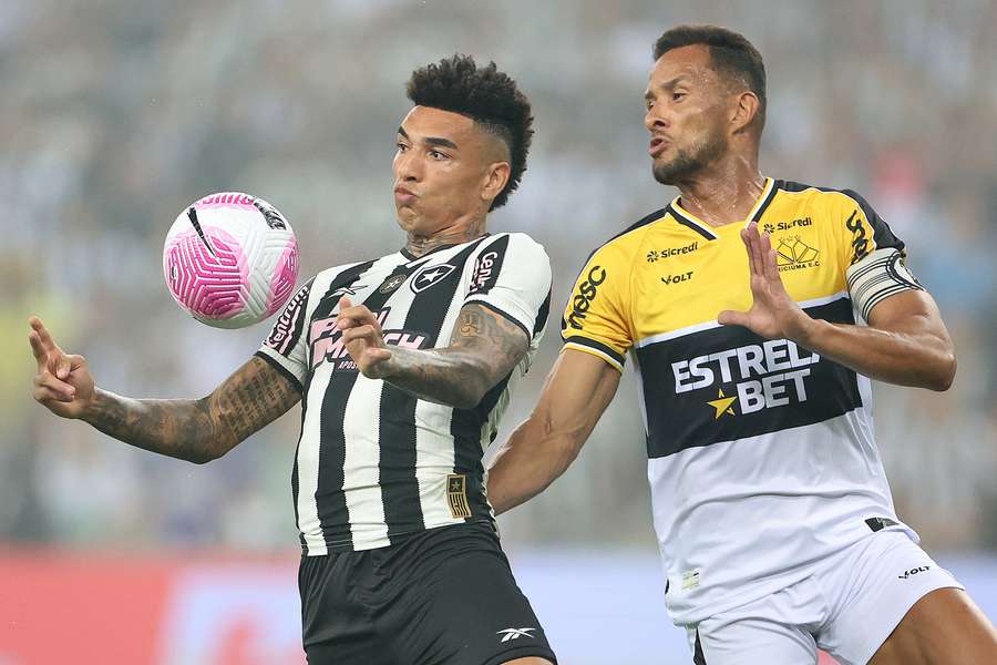 Botafogo segue na liderança do Brasileirão