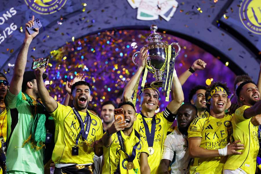 Al-Nassr ergue o título de campeão da Liga Saudita Al-Nassr ergue o título de campeão da Liga Saudita