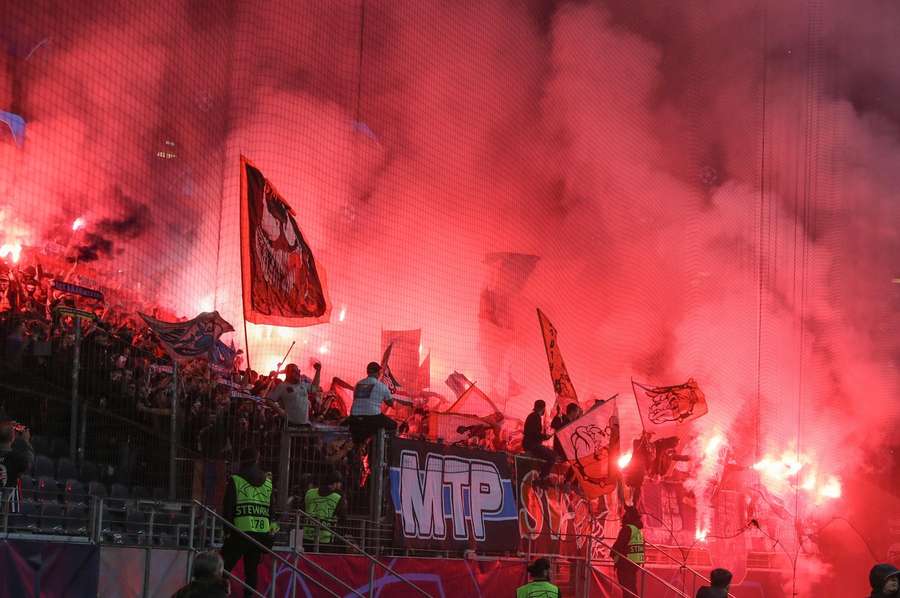 La curve dell'Eintracht nel corso della sfida contro il Marsiglia