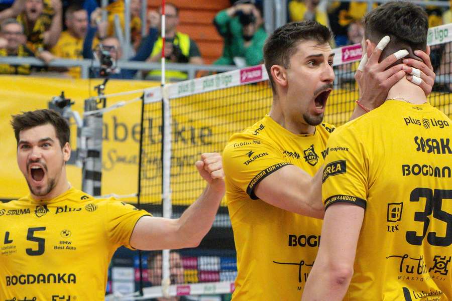 Zawodnicy Bogdanki LUK Lublin Mikołaj Sawicki (L), Aleks Grozdanov (C) i Kewin Sasak (P) podczas meczu finałowego z Aluronem CMC Wartą Zawiercie