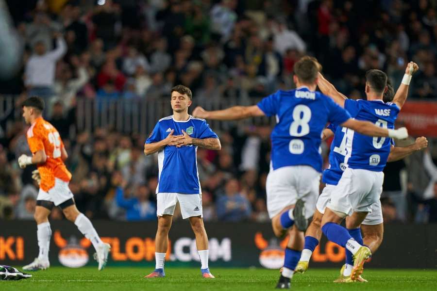 Adri Contreras festeja su gol en el Camp Nou