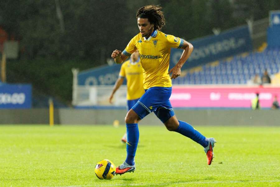 Tiago Brito ruma à Oliveirense