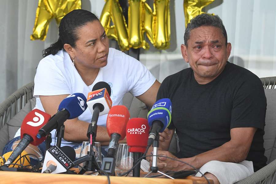 Luis Manuel Diaz, vader van Luis Diaz, houdt het niet droog tijdens de persconferentie van afgelopen vrijdag