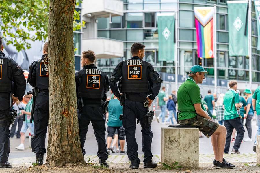 Bremer Polizisten vor dem Weserstadion.