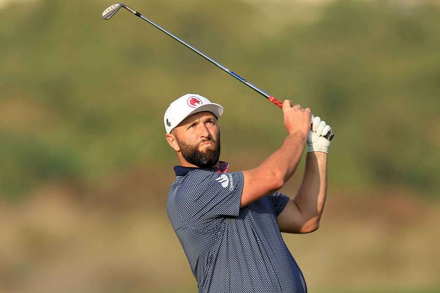 Jon Rahm mira su golpe con atención