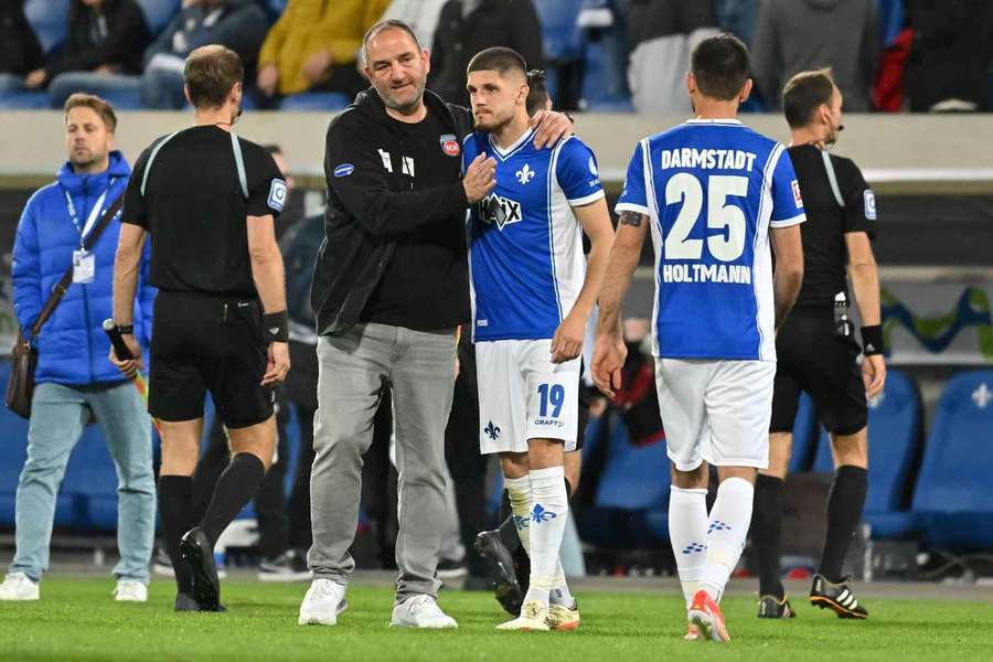 Faire Geste: Heidenheim-Trainer Frank Schmidt und seine Spiele trösteten die Darmstädter Absteiger