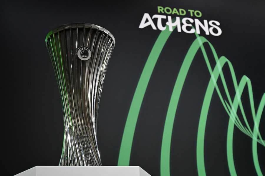 Le trophée de la Ligue Europa Conférence.
