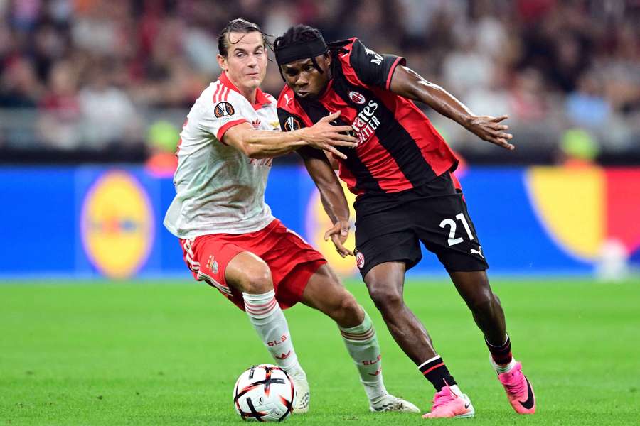 Kaminski contra Chukwueze no AC Milan-Benfica Kaminski contra Chukwueze no AC Milan-Benfica