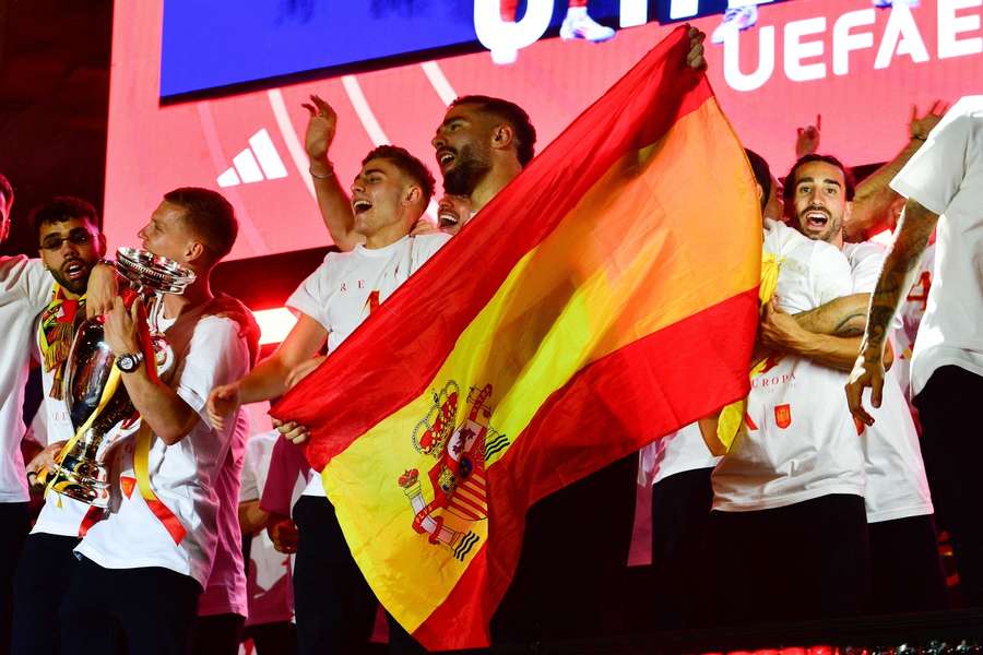 Die spanische Nationalmannschaft feiert den EM-Titel.