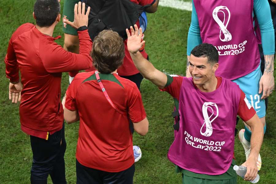 Cristiano Robaldo saluda a la grada tras el Portugal-Uruguay.