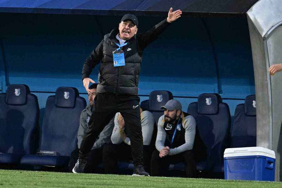 Hagi, dando instrucciones desde un banquillo