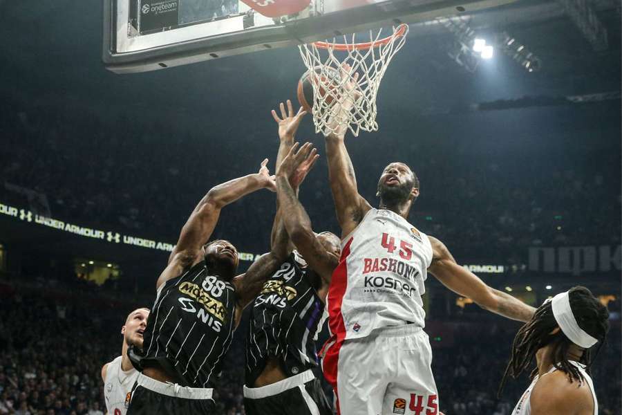 Donta Hall luchando un balón cerca del aro