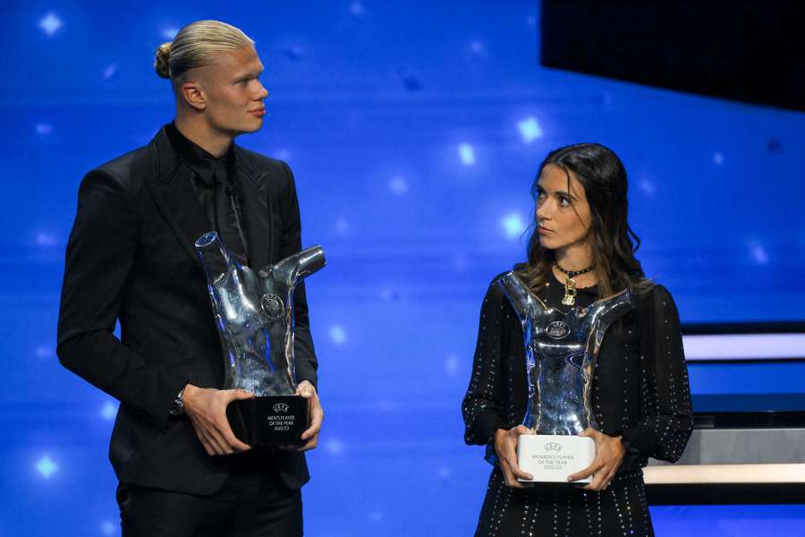 Aitana Bonmatí e Erling Haaland juntos no palco