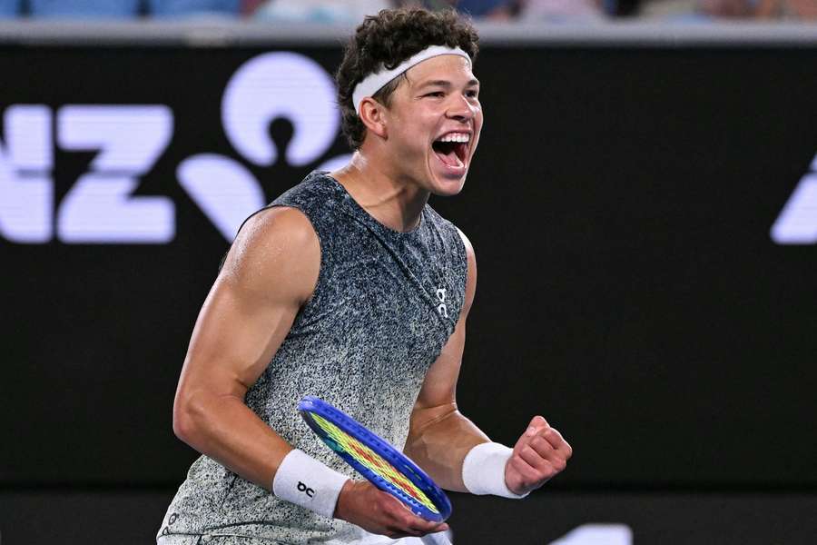 Ben Shelton je v osmifinále bez ztráty setu. Ben Shelton je v osmifinále bez ztráty setu.