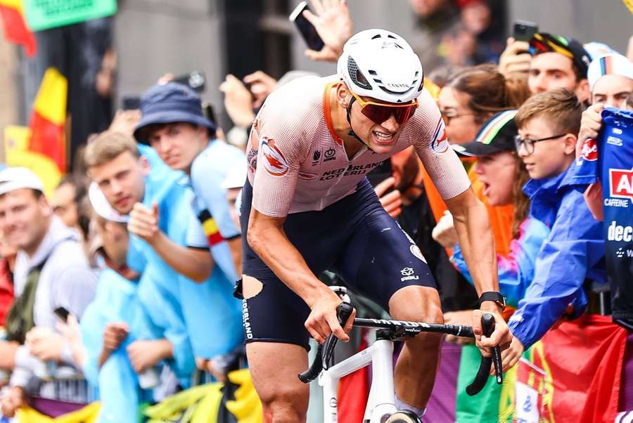 Mathieu van der Poel kwam ten val, maar had genoeg voorsprong op zijn concurrenten